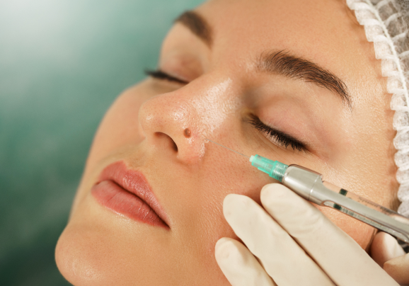 woman-client-getting-injection-local-anesthetic-before-mole-removal-treatment-medical-aesthetic-clinic